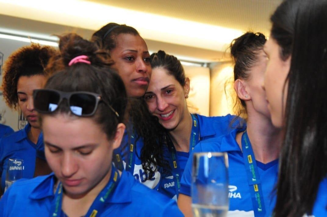 Chegada das campes da Superliga Feminina  sede do Minas, em Belo Horizonte. Em seguida, eles foram recepcionadas pelo presidente, por diretores e patrocinadores. Houve at brinde com champanhe