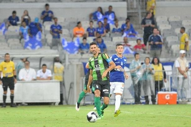 Cruzeiro e Amrica ficaram no empate, e permitiriam a chegada do Uberlndia  liderana