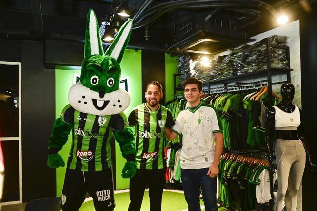 Reforço do Coelho, Benítez foi apresentado após sessão de fotos e autógrafos