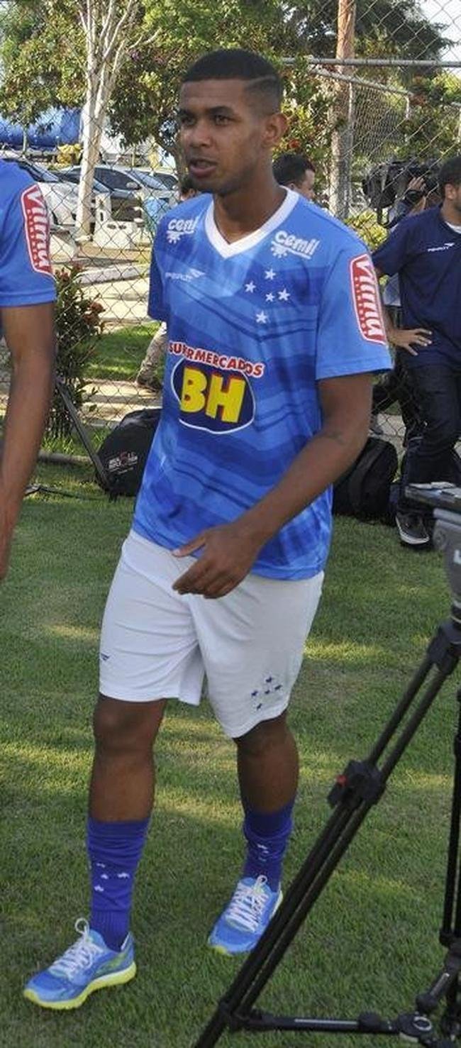 Alex (meia) - contratado do Botafogo-SP, atuou apenas no time sub-20 em 2015. Sua estreia pelo profissional ocorreu no ano seguinte. De grande promessa da base, Alex no conseguiu fazer boas partidas pelo time principal. Hoje,  atleta do Alverca, de Portugal.