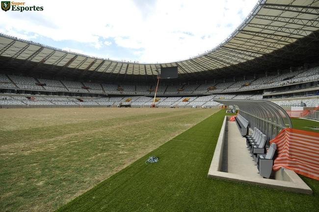 06/12/2012 - Gramado j instalado no campo. Reforma entra na parte dos detalhes, do acabamento final.