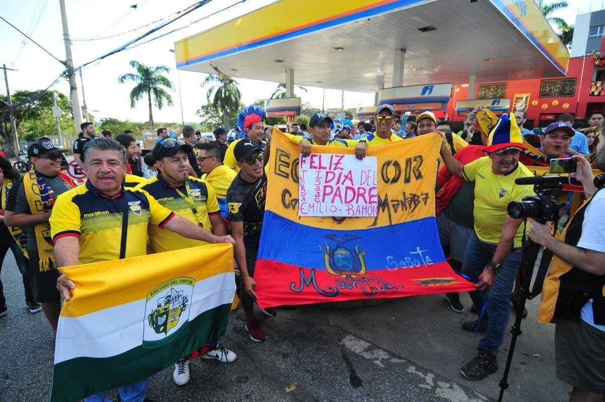 Torcedores nos arredores do Mineiro antes de Uruguai x Equador