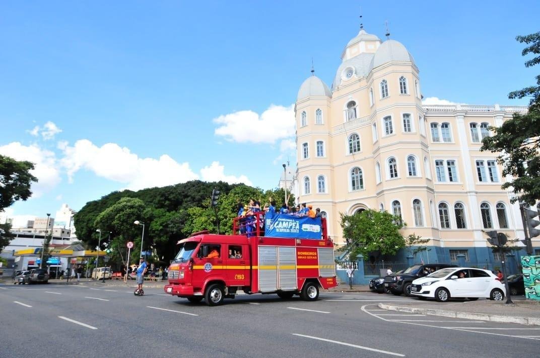 Jogadoras do Minas desfilam em carro aberto pelas ruas de Belo Horizonte aps conquista do tri da Superliga Feminina de Vlei