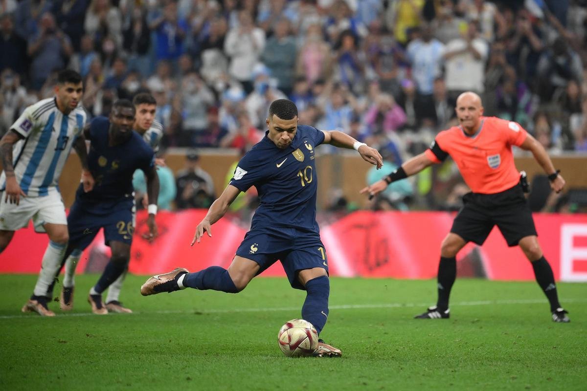 Mbapp faz o primeiro gol da Frana na final contra a Argentina e reduz vantagem do rival para 2 a 1. O francs cobrou pnalti cometido por Otamendi