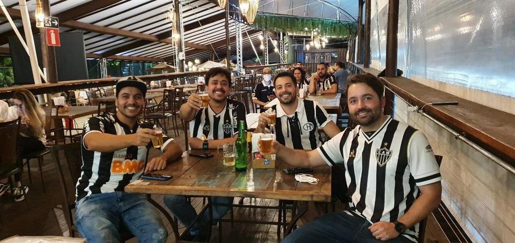 Atleticanos acompanharam Flamengo 2x1 Ceará nos bares de Belo Horizonte, na expectativa de comemorar o título antecipado do Campeonato Brasileiro. No entanto, o rival carioca venceu o time nordestino e adiou a festa atleticana.