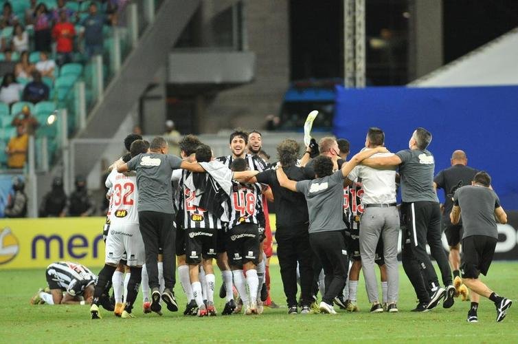 Com gols de Hulk, de pnalti, e Keno (e), o Galo virou sobre o Bahia, por 3 a 2 e chegou ao bicampeonato brasileiro