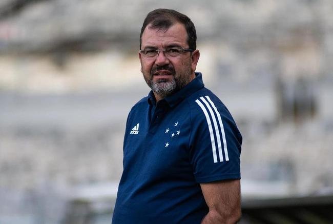 8 Enderson Moreira - 12 jogos (6 vitrias, 3 empates e 3 derrotas)