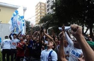 Novo reforo do Cruzeiro, Jlio Baptista foi recepcionado pelo presidente Gilvan de Pinho Tavares e acenou para torcedores da sacada da sede administrativa no Barro Preto