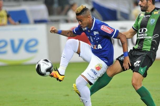 Cruzeiro e Amrica ficaram no empate, e permitiriam a chegada do Uberlndia  liderana