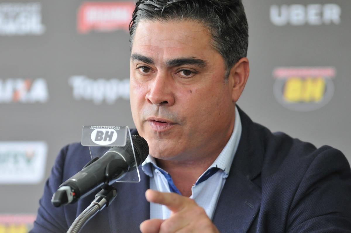 Manh desta sexta-feira foi agitada no Atltico com demisso de Oswaldo e coletiva do presidente