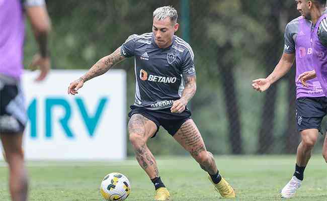 Contra o Botafogo, atacante chileno Vargas at balanou as redes, mas gol foi anulado