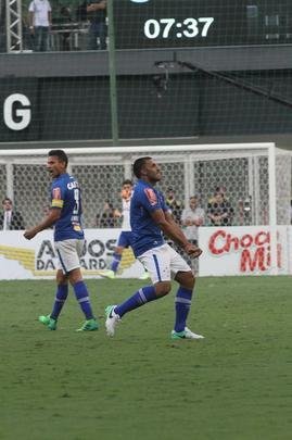 Cruzeiro voltou ofensivo no segundo tempo, e bila marcou o gol de empate aos 7', em concluso de voleio