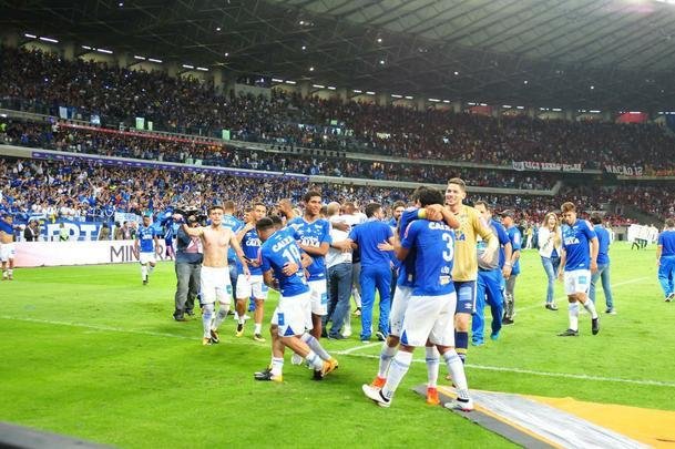 Depois da vitria por 5 a 3 nos pnaltis, que teve Fbio como heri, jogadores e comisso tcnica comemoraram muito no gramado do Mineiro. Capito Henrique ergueu a taa do penta no Gigante