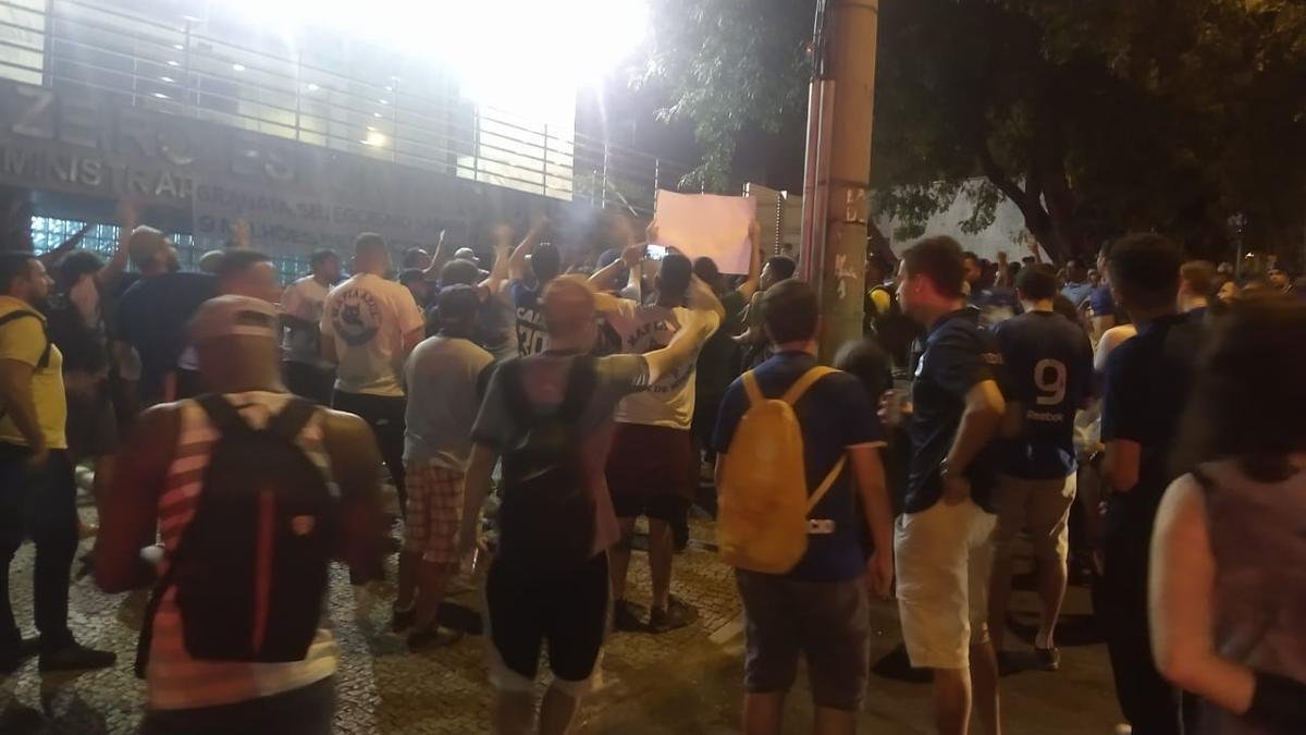 Torcedores do Cruzeiro voltam a protestar em frente  sede administrativa do clube, no Barro Preto