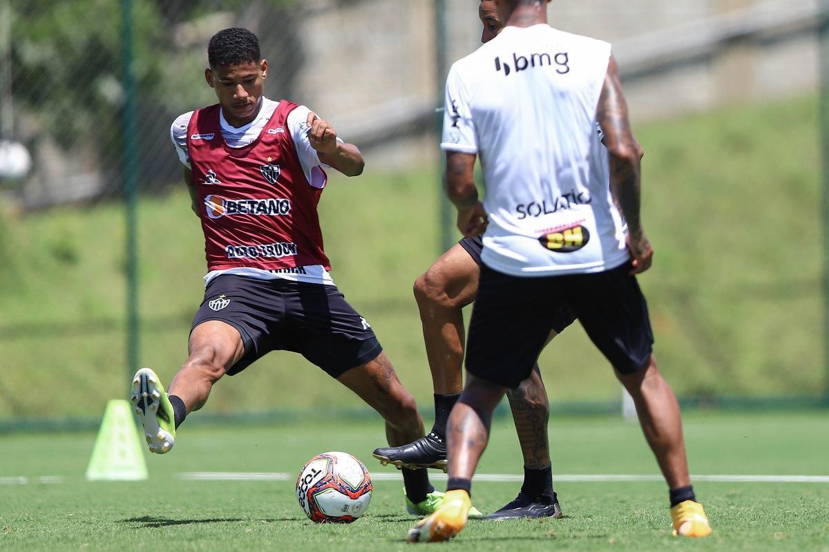 Treino do Atlético em campo. Jogadores fizeram atividade pela manhã no gramado. No período da tarde, trabalho foi na academia