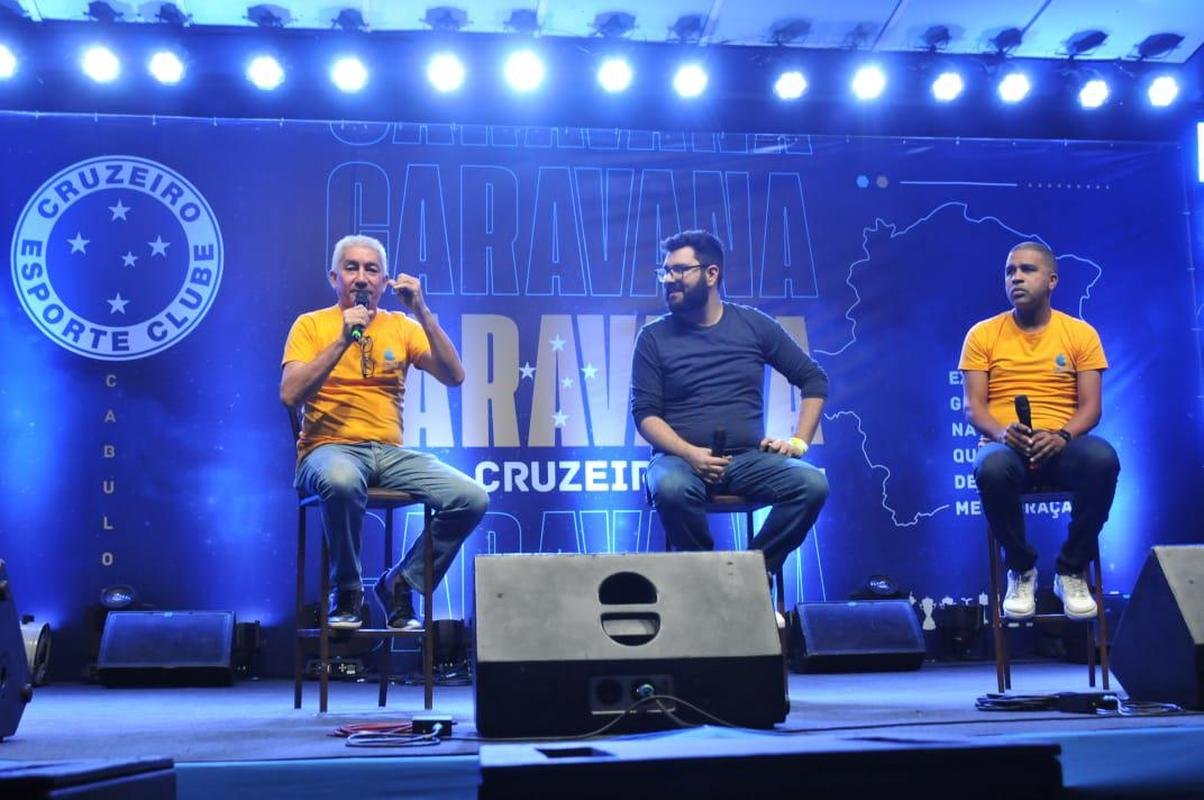 Nonato e Leandro, ex-laterais do clube, durante papo com o pblico de Conselheiro Lafaiete na Caravana do Cruzeiro