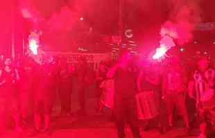 Torcedores do Atltico protestaram em frente  sede do clube nesta segunda-feira (21/11)