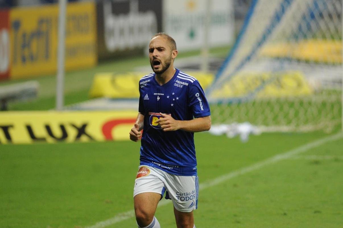 Aps a sada de Rodriguinho em 2020, Rgis chegou ao Cruzeiro e assumiu a camisa 10. O meia permaneceu na Toca da Raposa at o fim daquele ano, deixando o clube antes do fim da Srie B. Ao todo, disputou 29 jogos e marcou trs gols. 