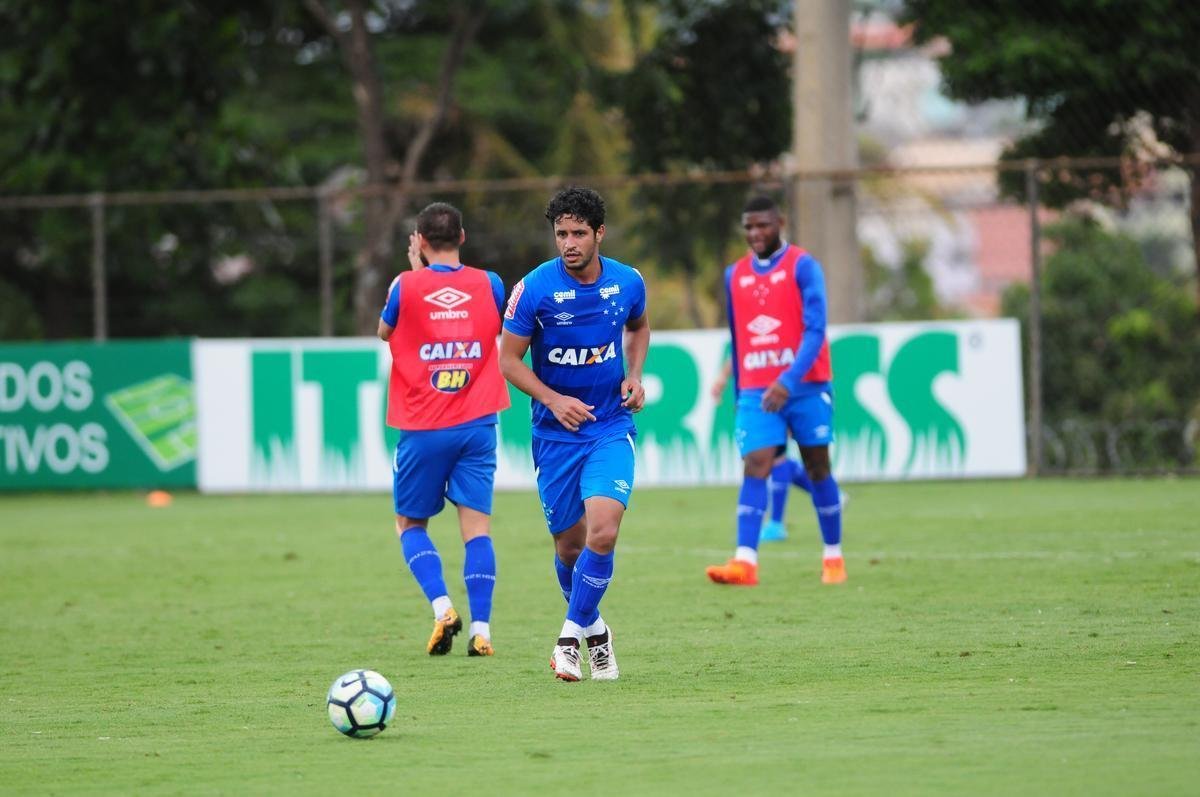 Com presena da torcida, Cruzeiro seguiu preparao para jogo contra o Fluminense, no Mineiro. Nesta sexta, Mano definiu Lucas Silva como substituto de Henrique, suspenso. O zagueiro Leo treinou normalmente aps se recuperar de leso e ser relacionado. 