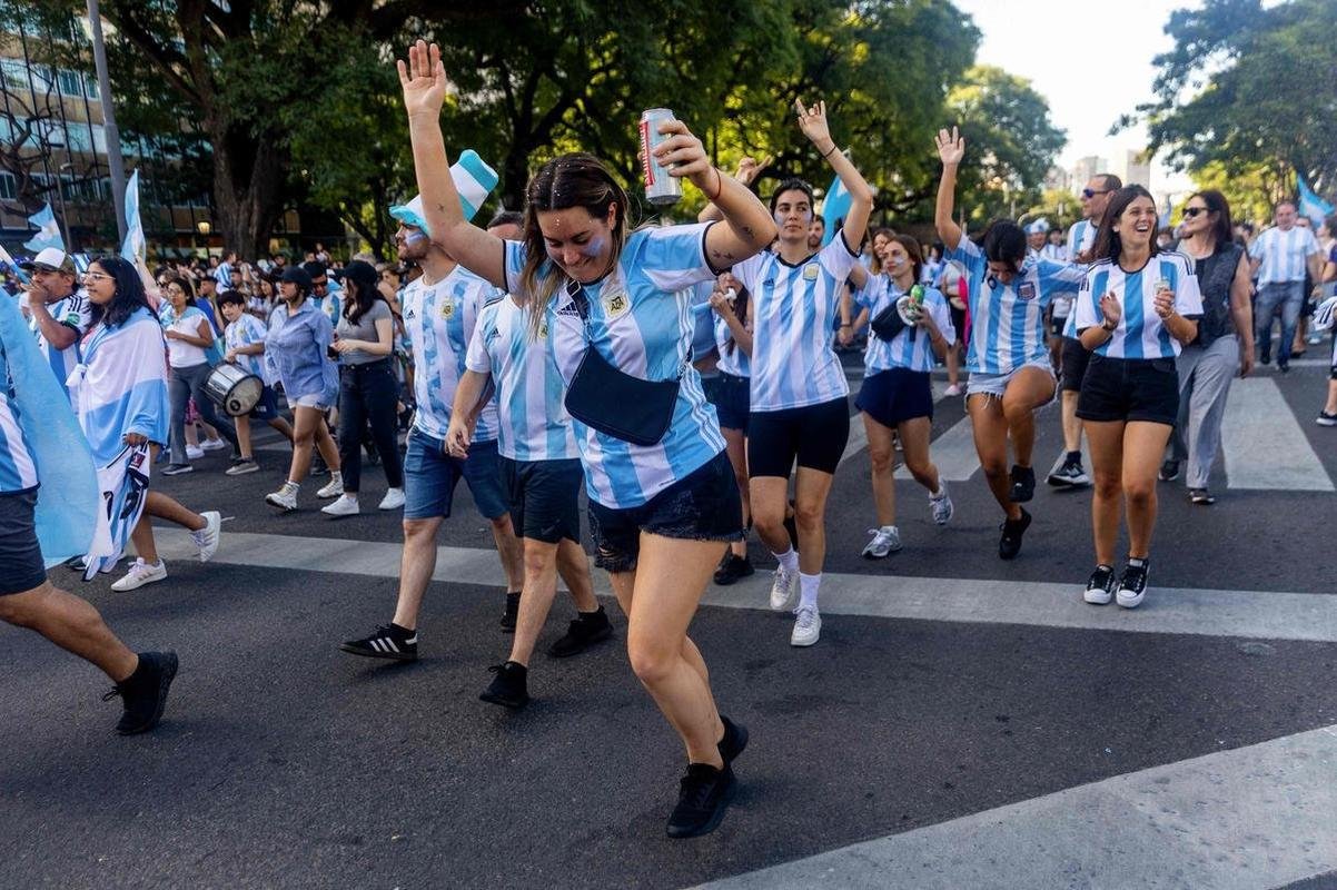 Multido festeja, no Centro de Buenos Aires, o tri mundial da Argentina conquistado na Copa do Catar