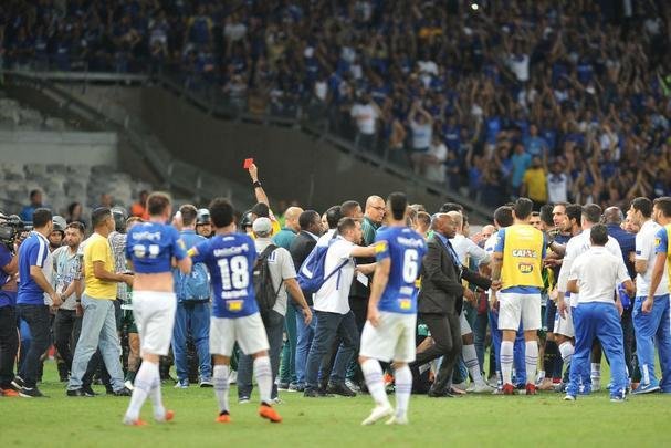 Depois da classificao diante do Palmeiras, jogadores e torcida do Cruzeiro festejaram no Mineiro a passagem  final da Copa do Brasil