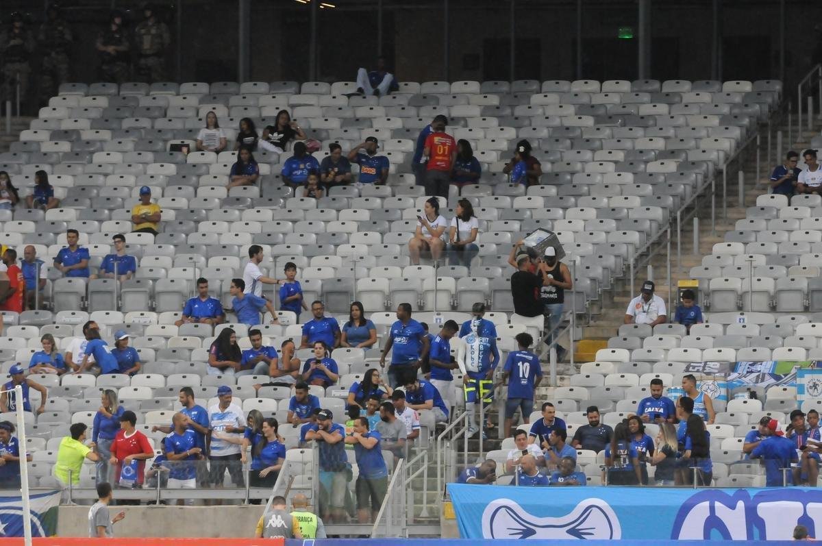 Torcedores do Cruzeiro e do Villa marcaram presena no Mineiro