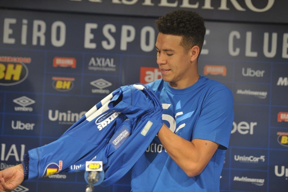 Fotos da apresentao de meia Marquinhos Gabriel no Cruzeiro (Alexandre Guzanshe/EM D.A Press)
