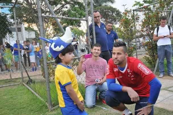 Matheus, que sofre de displasia neuronal no intestino, visitou Toca da Raposa II e recebeu ateno dos cruzeirenses