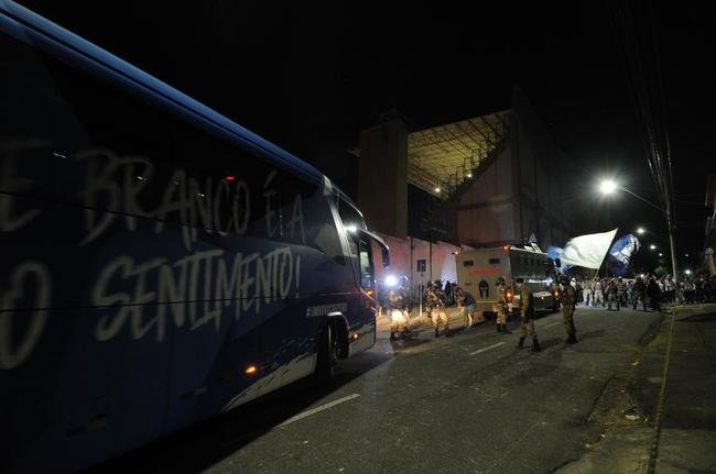 Torcida do Cruzeiro mira Srgio, Deivid e conselheiros em protesto no Horto, antes do jogo diante do Operrio-PR, pela Srie B
