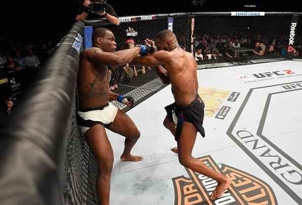 Jon Jones volta ao octógono do UFC e conquista cinturão interino