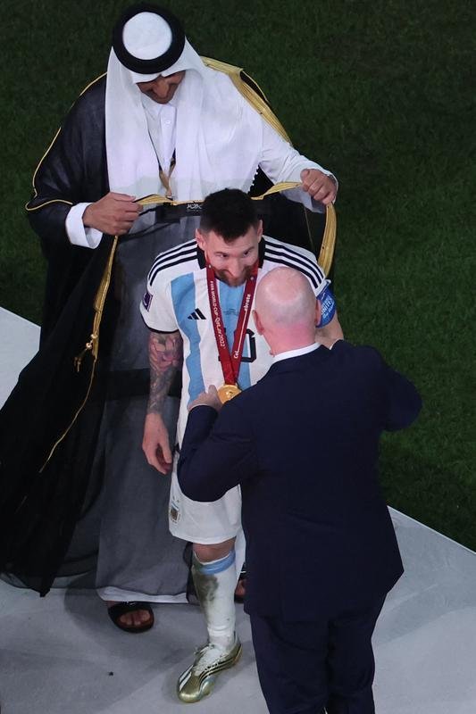 Messi ergue a taa de campeo da Copa do Mundo! Festa da Argentina no Estdio Icnico de Lusail, no Catar, com o tricampeonato mundial