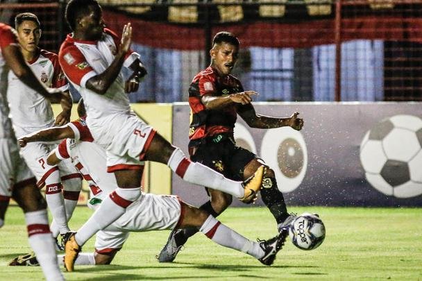 O Sport abriu o placar no primeiro tempo com Elton, escolhido pelo técnico Guto Ferreira como titular para a partida.