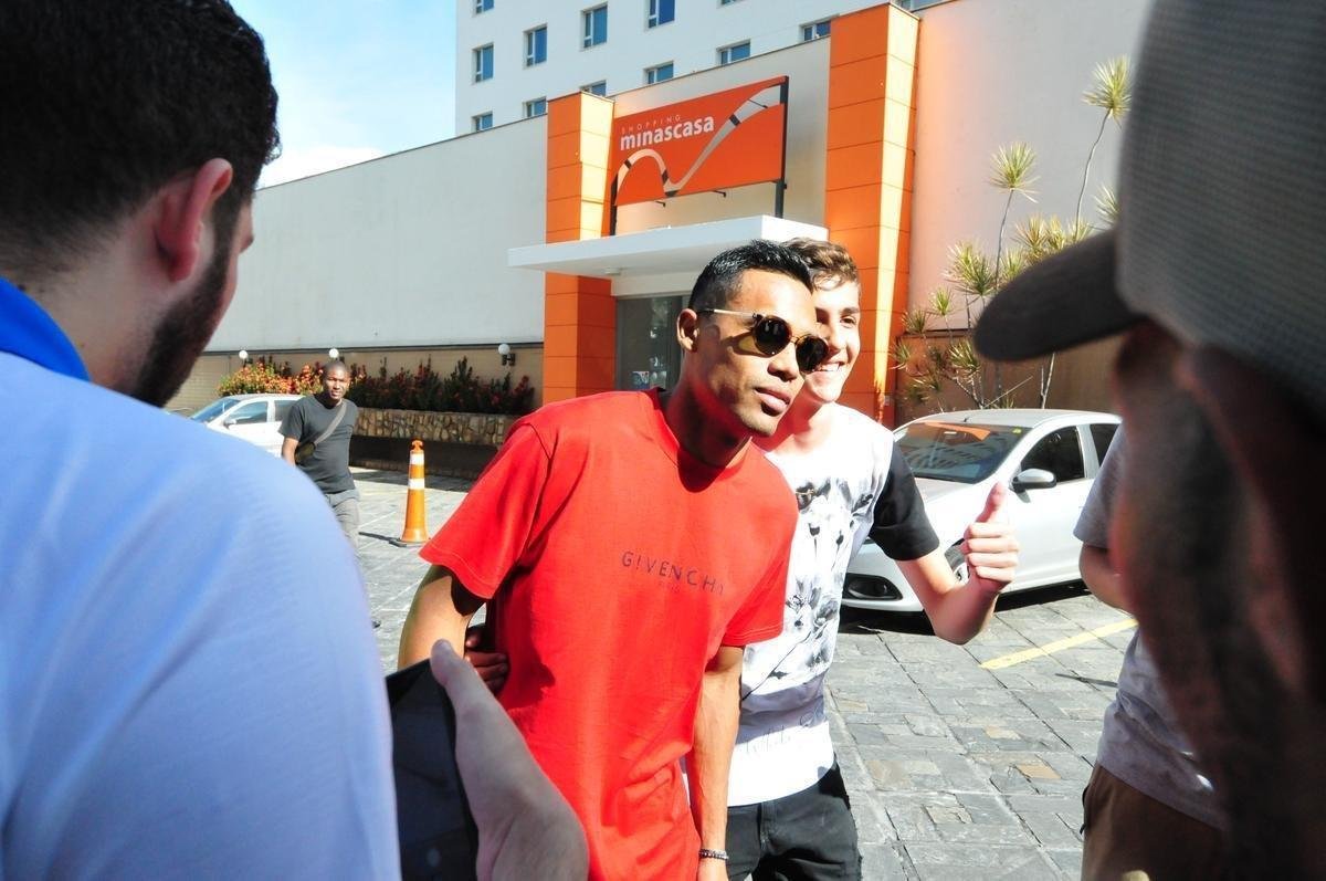 Depois de derrotar a Argentina por 2 a 0 no Mineiro e garantir vaga na final da Copa Amrica, jogadores da Seleo Brasileira ganharam folga em Belo Horizonte e foram tietados por torcedores na porta do hotel Ouro Minas. Na foto, o lateral-esquerdo Alex Sandro, da Juventus