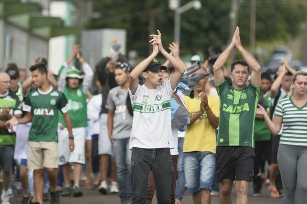 Pela última rodada do Campeonato Brasileiro, a Chapecoense receberia o Atlético na Arena Condá. Com a tragédia envolvendo a delegação da equipe catarinense, a rodada deste fim de semana não aconteceu, sendo adiada para o próximo. Solidário à Chape, que, além de perder jogadores e comissão técnica, não possui condições psicológicas para entrar em campo, o Atlético se pronunciou contra a realização da partida