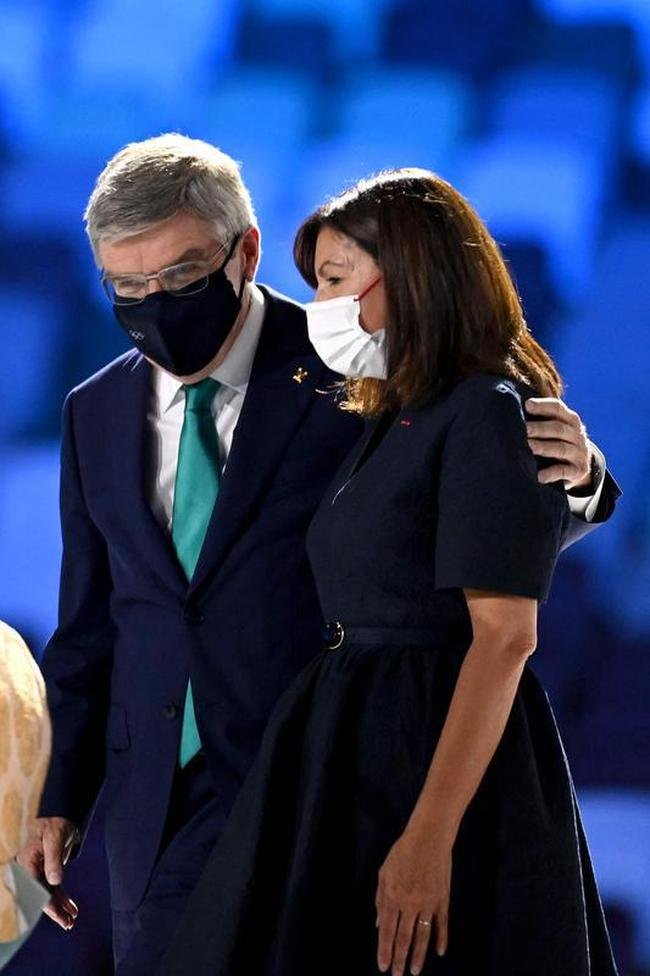 T�quio passa o bast�o a Paris, pr�xima sede dos Jogos Ol�mpicos. Na foto, o presidente do COI, Thomas Bach, e a prefeita da capital francesa, Anne Hidalgo 