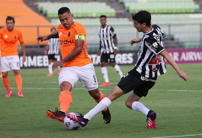 Fotos do duelo entre La Guaira-VEN e Atltico, no Estdio Olmpico Universitario de Caracas, na Venezuela, pela primeira rodada do Grupo H da Copa Libertadores de 2021