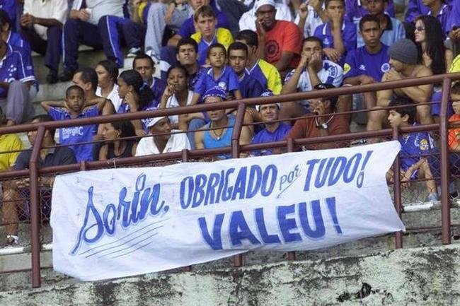 Faixa demonstra o carinho da torcida do Cruzeiro com Sorn