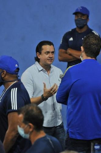 Conselheiros e associados do Cruzeiro durante votação de mudança do Estatuto do clube. Assembleia geral autorizou venda de até 90% das ações da SAF para investidores. Houve festa dos cruzeirenses no Parque Esportivo do Barro Preto, em BH, devido à possibilidade de chegada de recursos para tornar o futebol mais competitivo a partir de 2022.