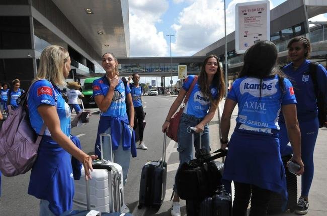 Minas desembarca no aeroporto de Confins, em BH, neste s�bado (30), ap�s o tri da Superliga Feminina