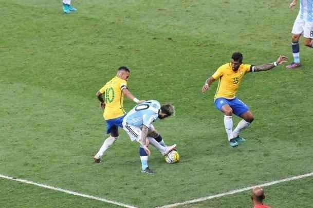 Neymar comemora segundo gol do Brasil sobre a Argentina no Mineiro