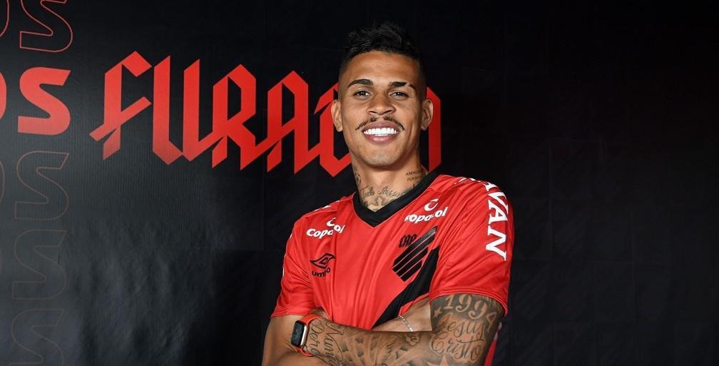 Richard (foto), Lucas Halter e João Victor - Jogadores do Athletico-PR participaram de festas em novembro. Eles pediram desculpas. Richard fez um post nas redes sociais: 'Reconheço meu erro, mas gostaria de esclarecer que esta foto não é de agora, é de semanas atrás, quando estava de folga. Sei que errei por conta da pandemia e não voltará a acontecer'.