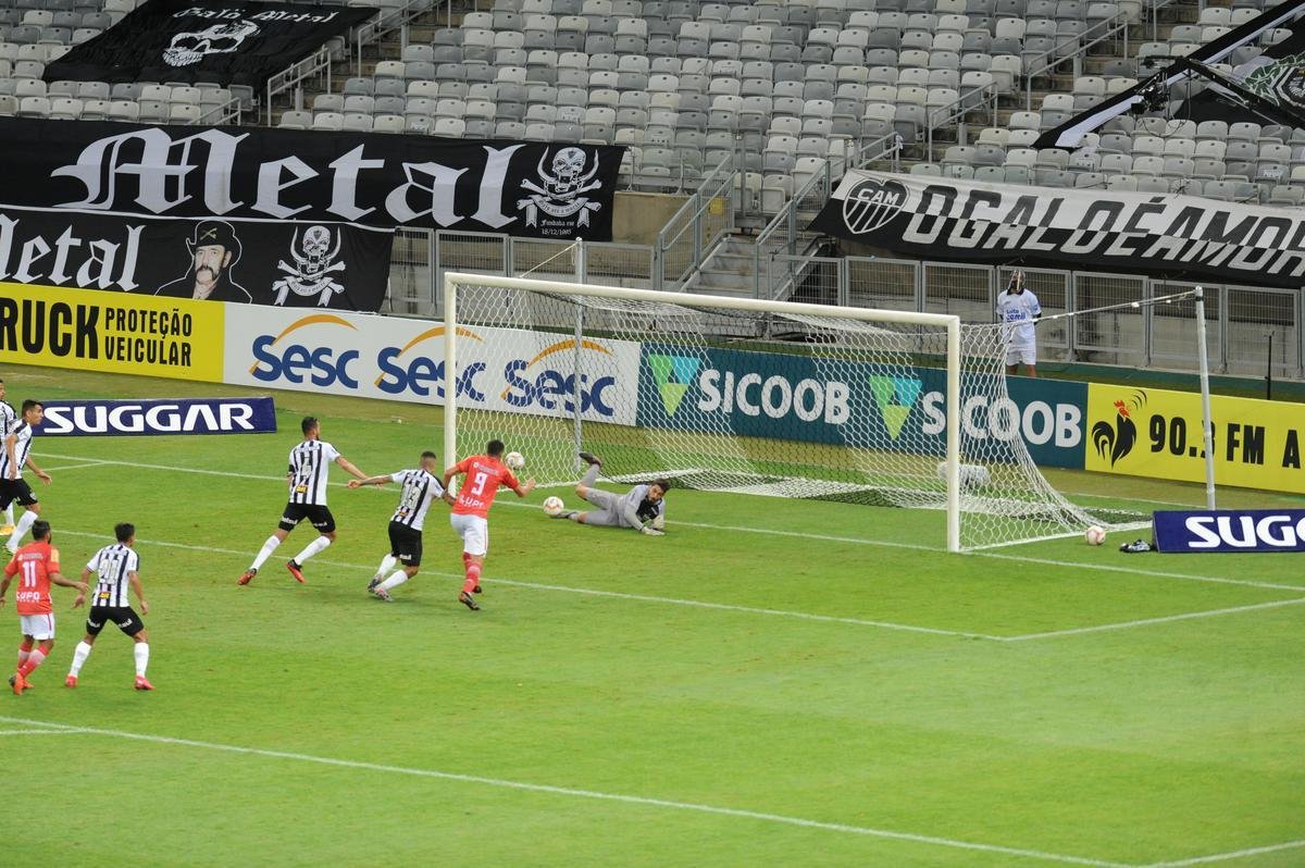 No segundo tempo, o Tombense saiu na frente, com gol de pnalti de Rubens. Logo depois, Sasha empatou para o Galo, aps falha pontual do goleiro Felipe. 