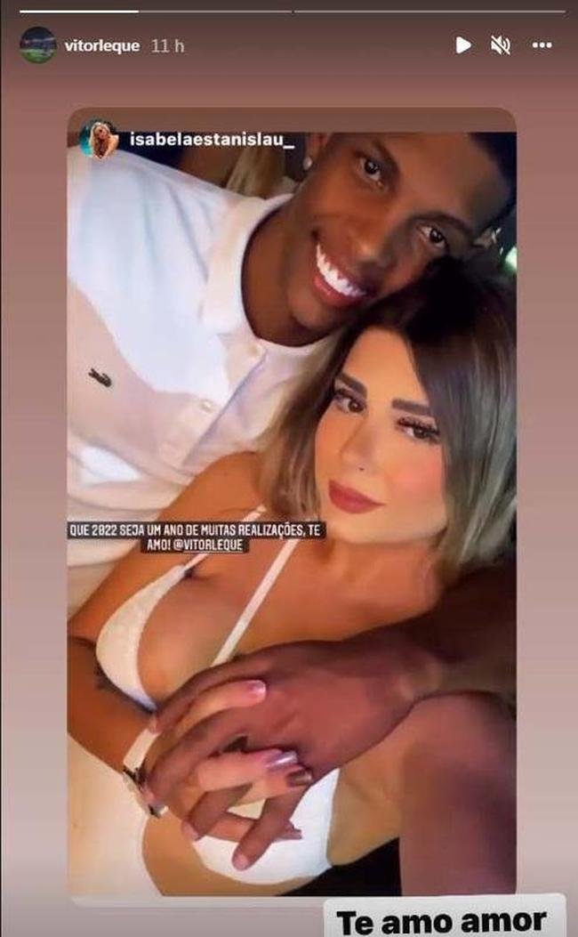 Vitor Leque e a namorada