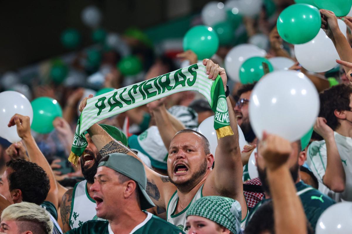 Fotos das torcidas de Palmeiras e Chelsea durante a final do Mundial de Clubes no Estdio Mohammed Bin Zayed em Abu Dhabi