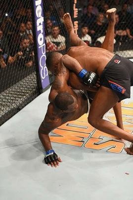 Jon Jones volta ao octógono do UFC e conquista cinturão interino