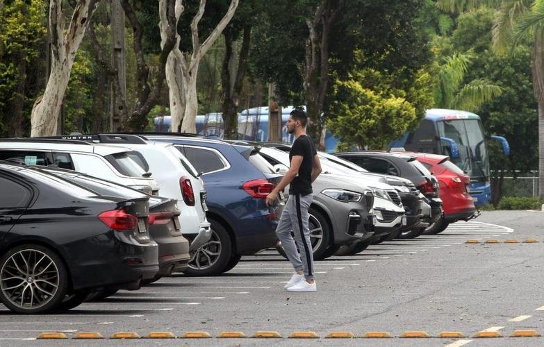 Goleiro Lucas França passando pelo pátio da Toca da Raposa II em dia de apresentação do elenco