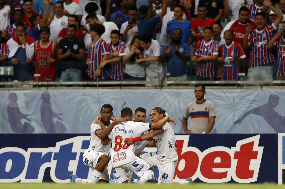 Vitor Jacar marcou dois gols e deu a vitria ao Bahia sobre o Cruzeiro, na Fonte Nova, em Salvador, pela primeira rodada da Srie B