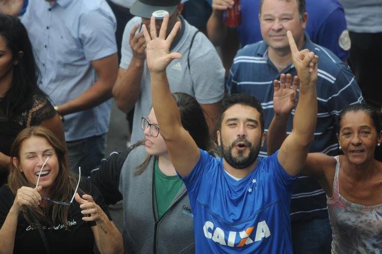 De Confins, jogadores do Cruzeiro hexacampees da Copa do Brasil saram em carro aberto pelas ruas de Belo Horizonte. No Centro da capital, milhares de pessoas aguardavam os jogadores para a festa.