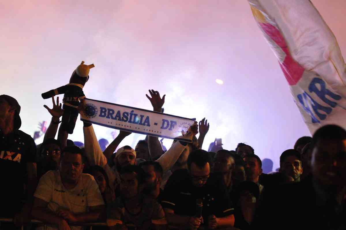 Torcida do Cruzeiro promoveu espetculo de luzes na chegada do time ao Mineiro
