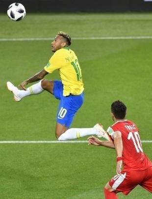 Poucas quedas, assistência e 'ousadia': a atuação de Neymar contra a Sérvia